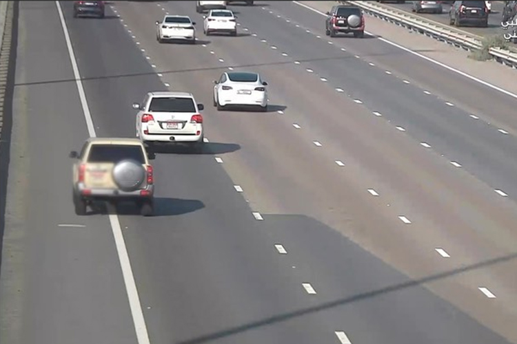 Dhs1,000 fine, 6 black points for overtaking from the hard shoulder in Abu Dhabi