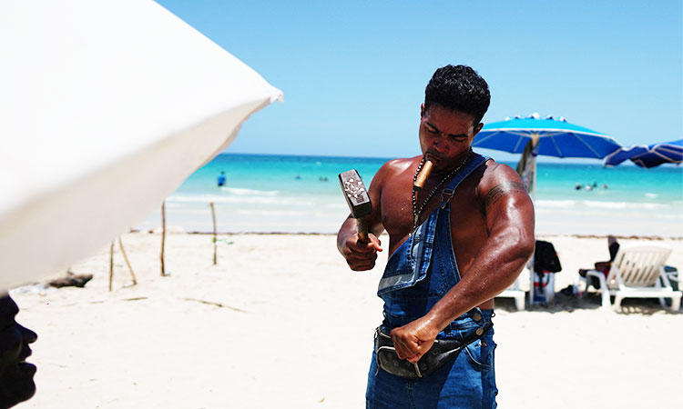 Cuba's 'Ironman' beats himself with a sledge hammer ... and survives unscathed