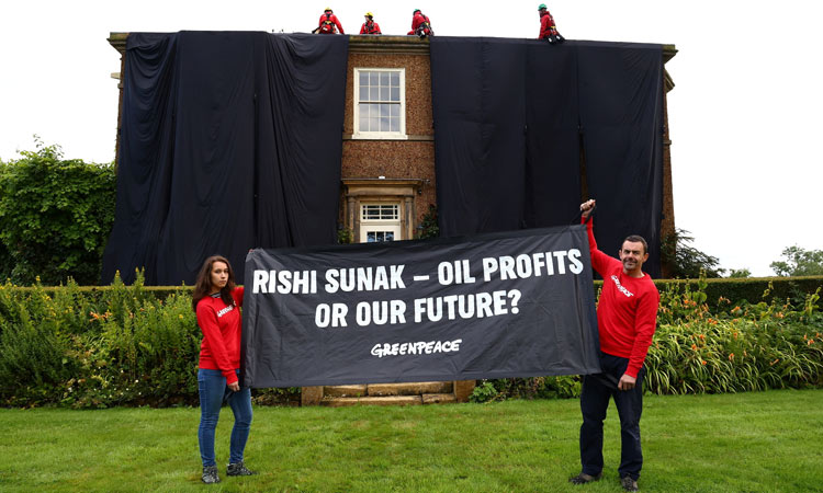 VIDEO: Environmental activists cover UK PM Sunak's home in black fabric 