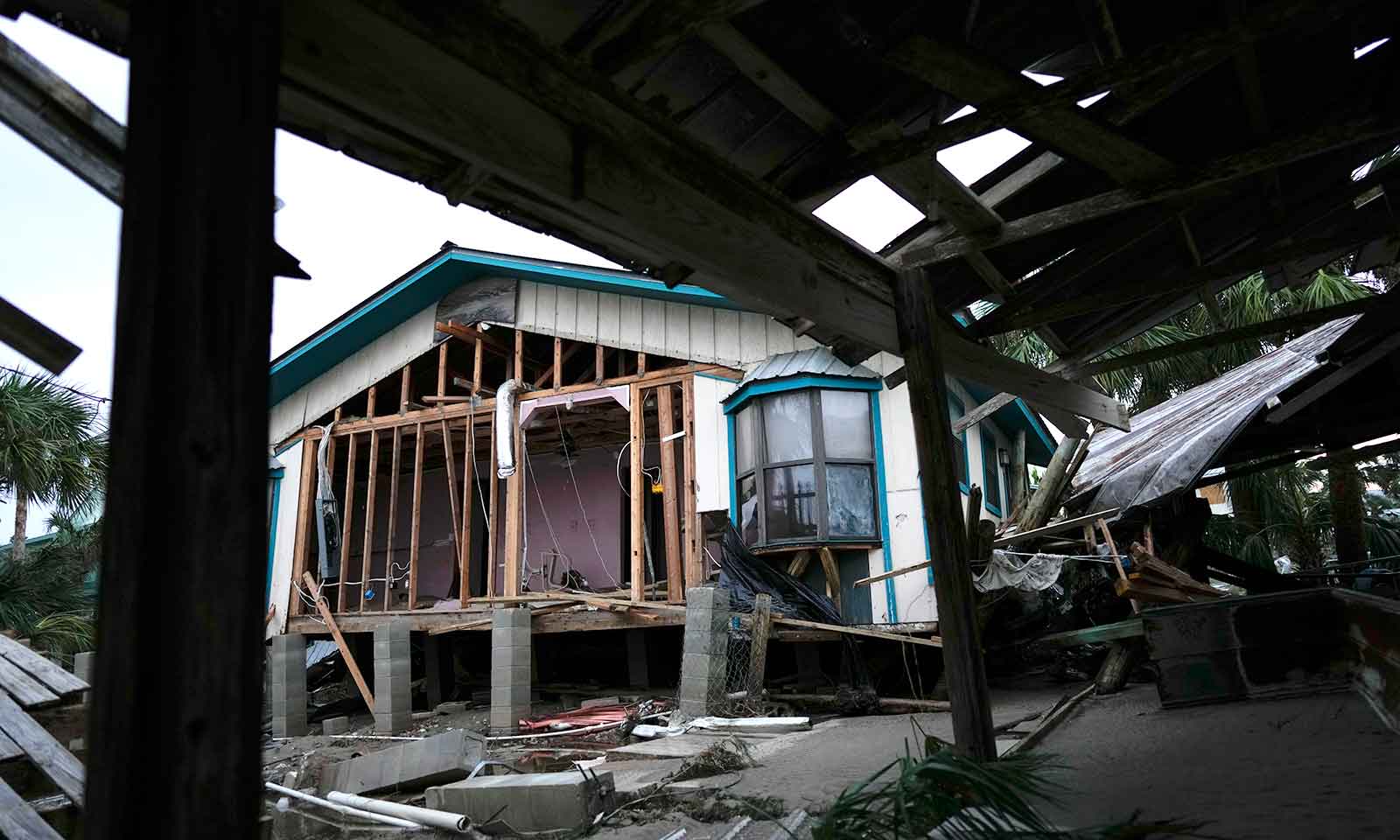 Storm Idalia lashes Georgia, Carolinas after slamming Florida