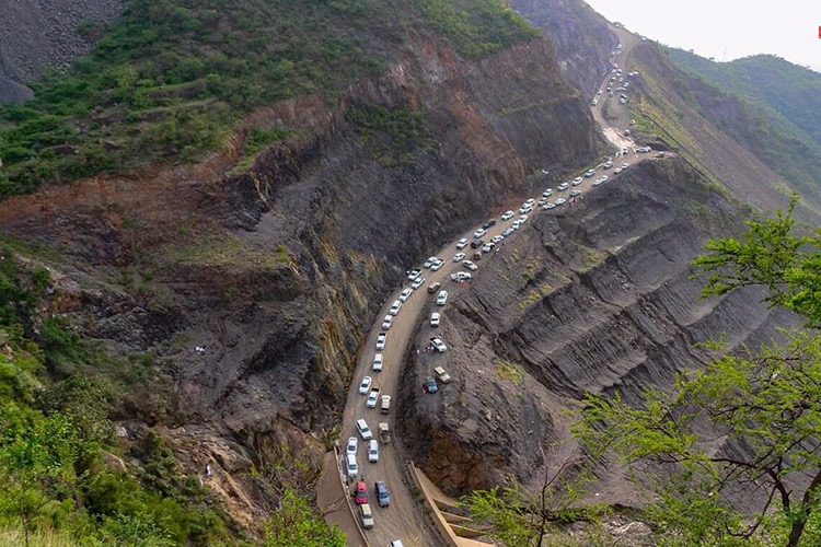 Saudi girl heroically sacrifices her life to rescue her brothers from car falling off mountain