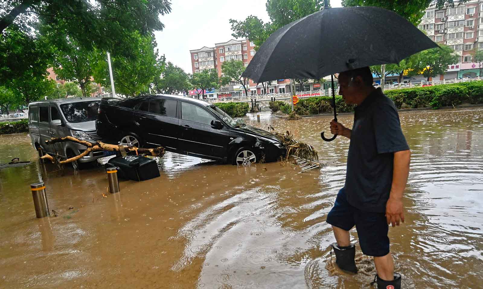 33 dead, 18 still missing after record Beijing rain