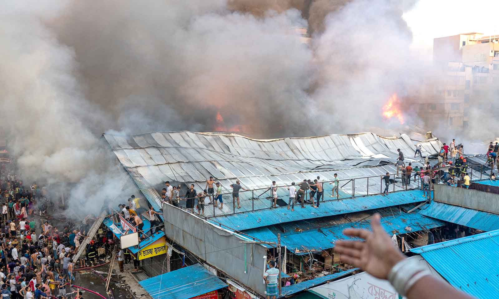 Hundreds of shops gutted in market fire in Bangladesh