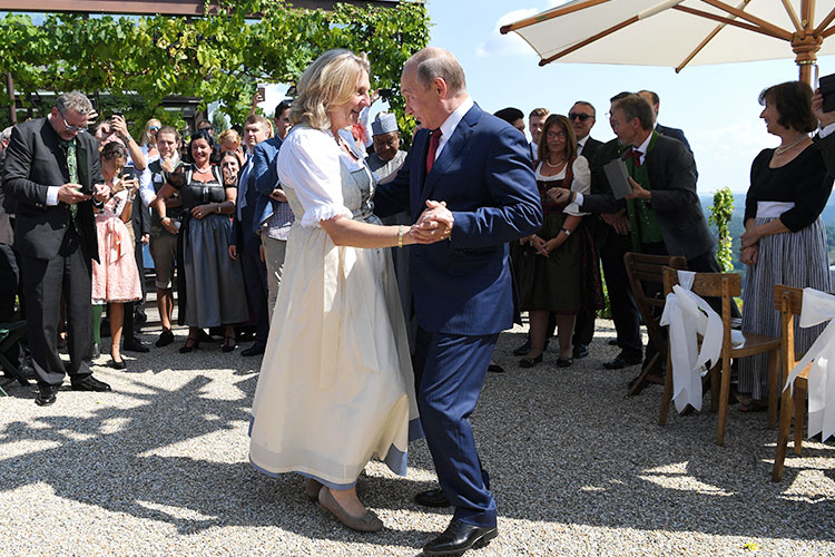 VIDEO: Austrian ex-FM Karin Kneissl who danced with Putin at her wedding moved to Russia