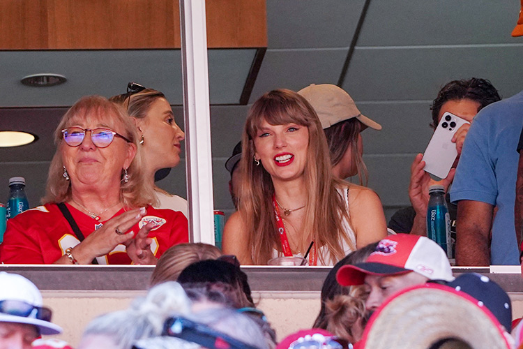 VIDEO: Taylor Swift turns out to see Travis Kelce Kansas City Chiefs play Chicago Bears