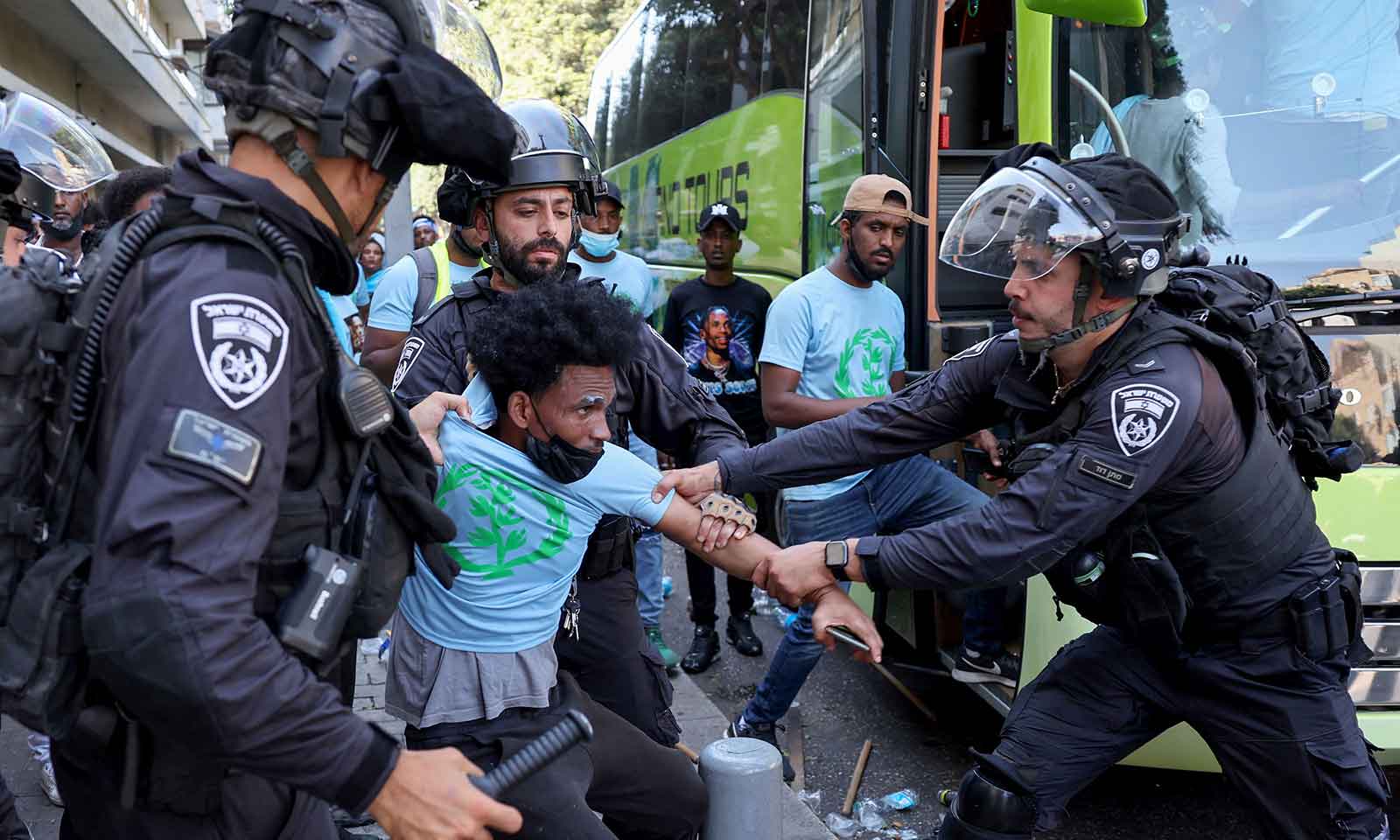 Over 100 injured in clashes between Eritrean protesters, Israeli police in Tel Aviv