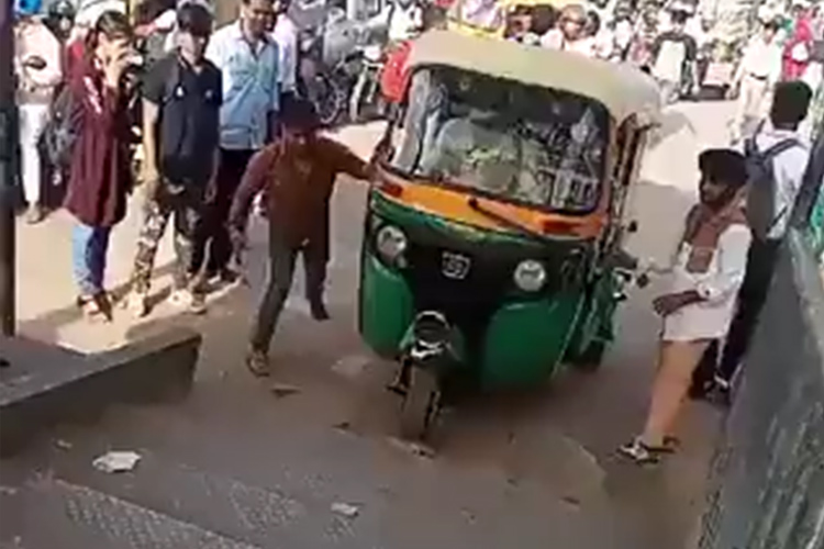 VIDEO: Auto rickshaw driver rides on footbridge to avoid traffic in India, arrested 