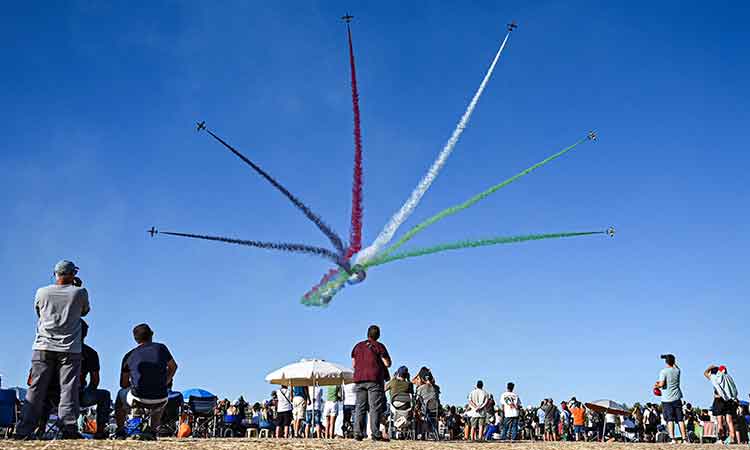 VIDEO: Emirati elite aerobatic flying team Fursan thrills the crowds at Athens air show