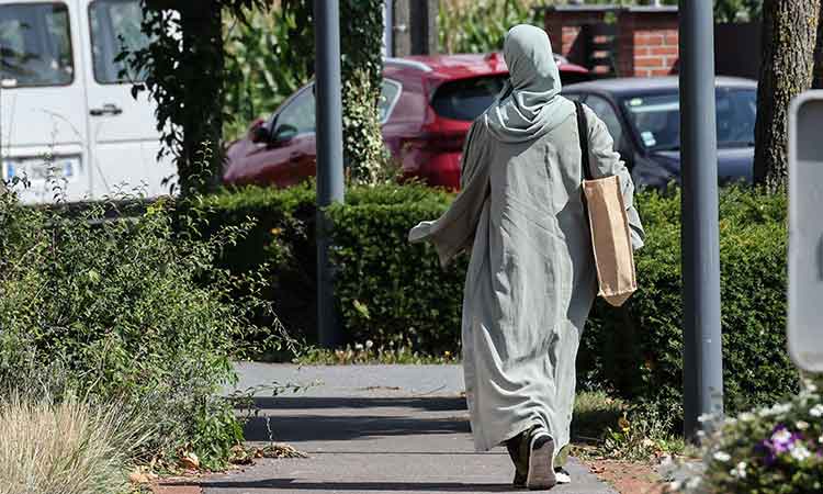 French schools refuse dozens of girls wearing Muslim dress