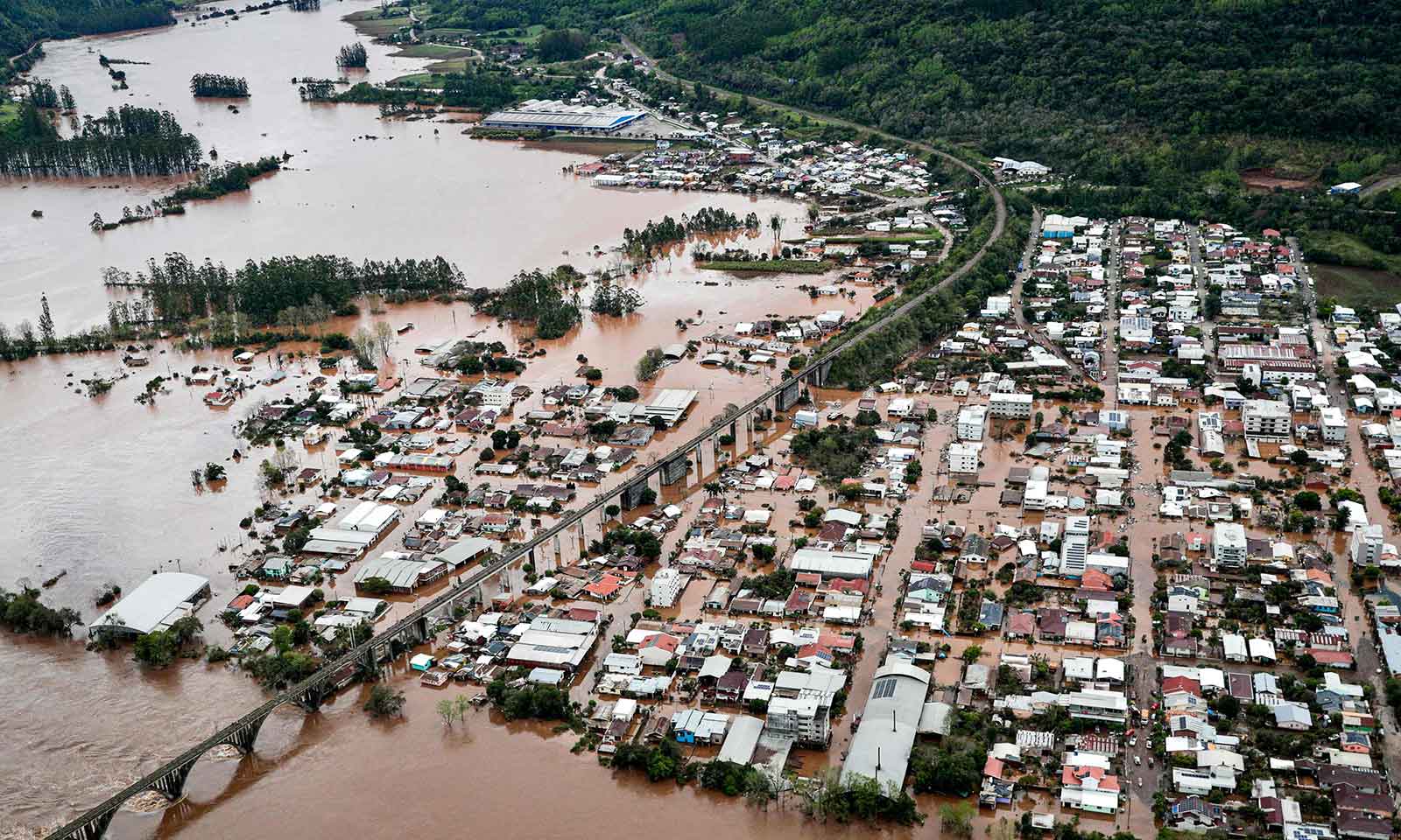 Cyclone leaves 21 dead in southern Brazil