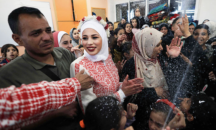 'We love life:' Gaza couple celebrates wartime wedding