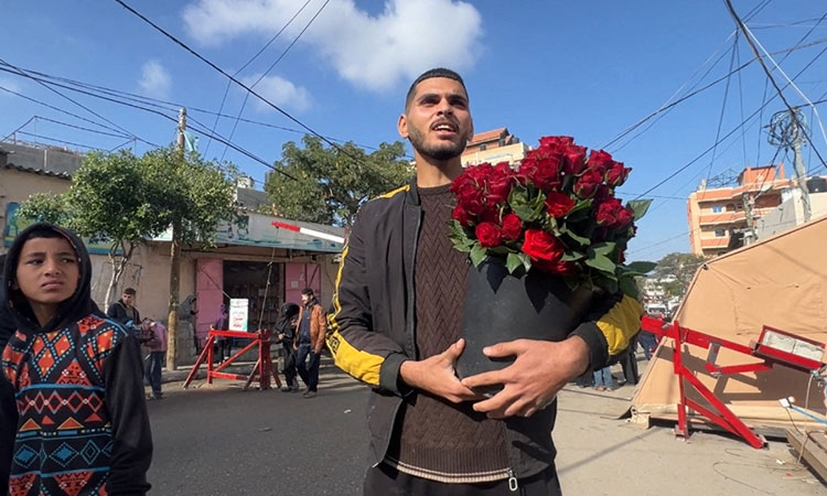 Gaza florist selling red roses aims to spread smiles, joy amid devastation