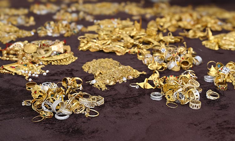 Sharjah Police thwart an attempt by smugglers to flee with stolen gold worth Dhs800,000