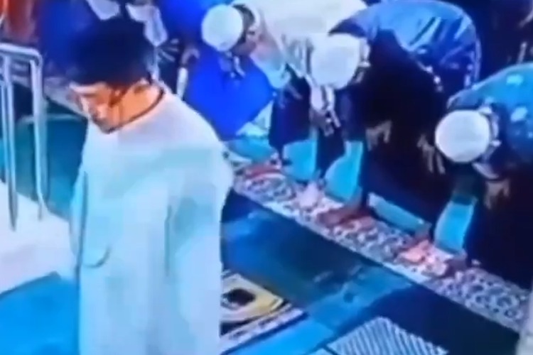 VIDEO: Imam passes away while offering Fajr prayer in Indonesia