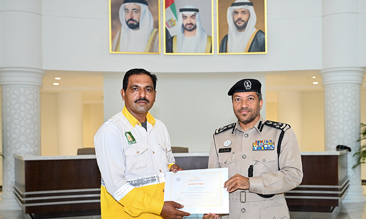 Sharjah Police honour a worker for collaboration in enhancing traffic safety