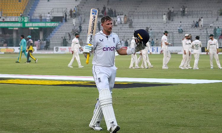 Record-breaking Root helps England dominate Pakistan 492-3 in first Test