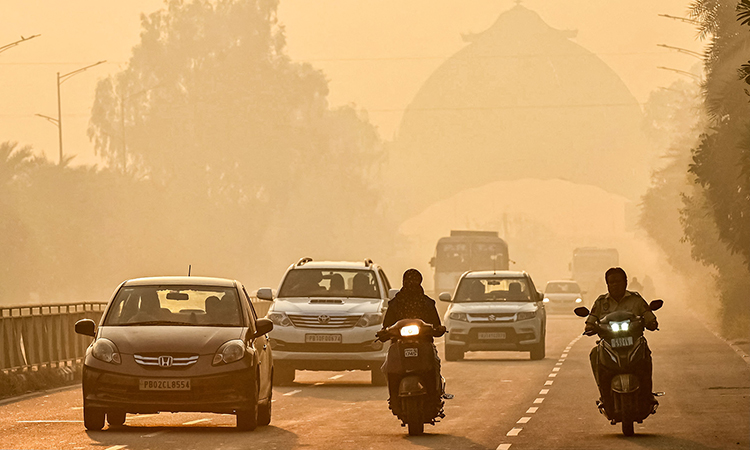 India hands out fines to owners of polluting vehicles, building sites