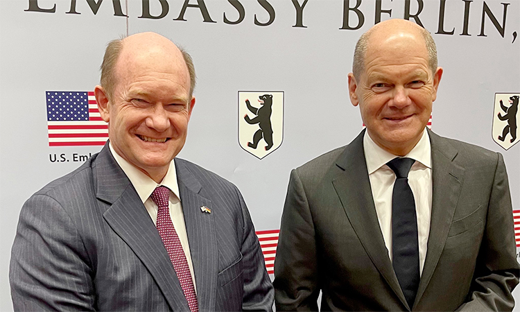 American Senator Chris Coons poses with lookalike German Chancellor Olaf Scholz