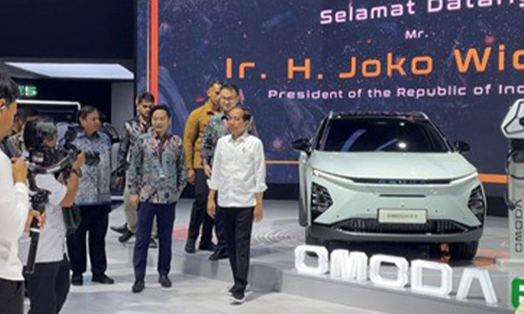 OMODA E5 shines at the Indonesia International Motor Show, with Indonesian President Joko Widodo visiting the OMODA Booth