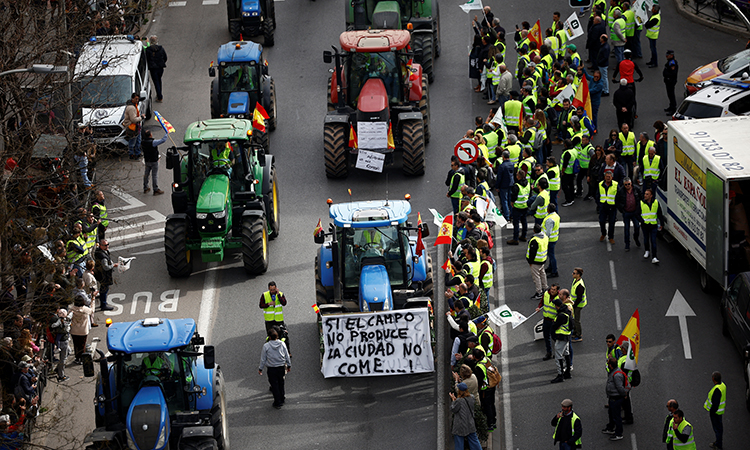 Protesting Spanish farmers drive hundreds of tractors to Madrid