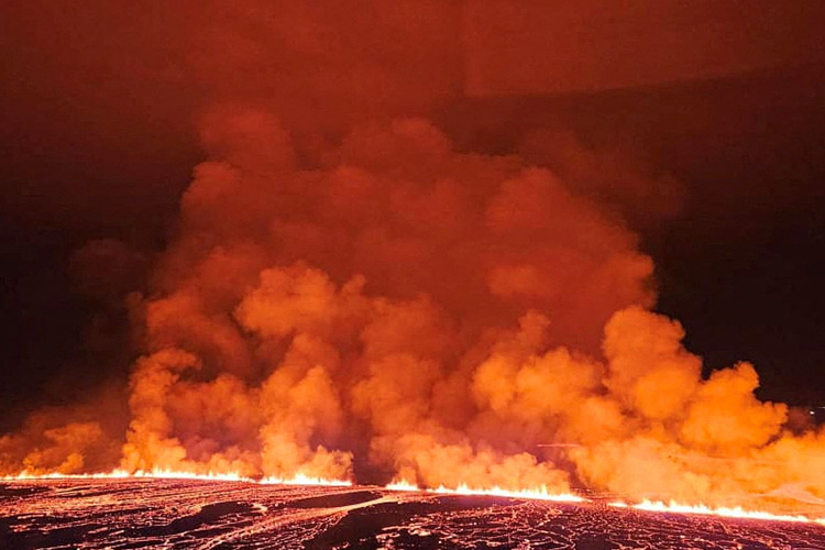 Iceland volcano still pouring out fountains of lava