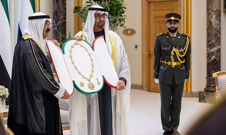 UAE President bestows Order of Zayed upon Emir of Kuwait and is awarded Order of Mubarak the Great