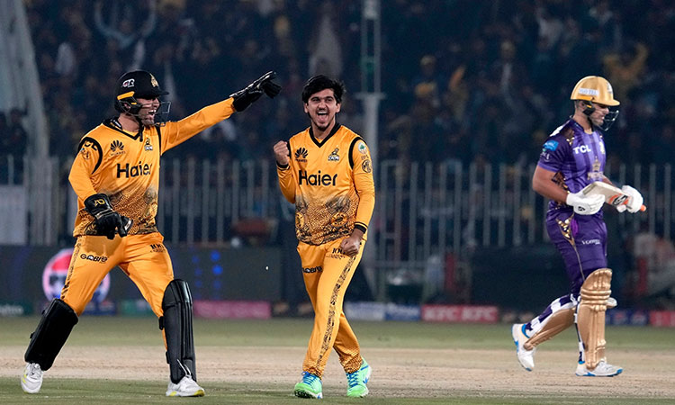 Babar and Ayub propel Peshawar into PSL playoffs; Hosein hat-trick in vain for Quetta