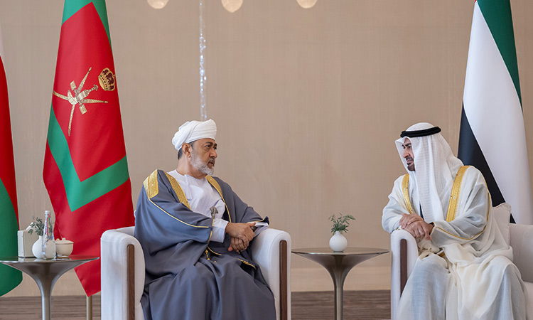 President receives Sultan of Oman upon arrival in UAE on state visit