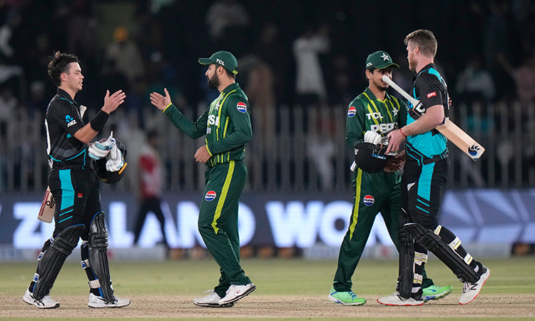 Chapman leads New Zealand to shock win over Pakistan in third T20