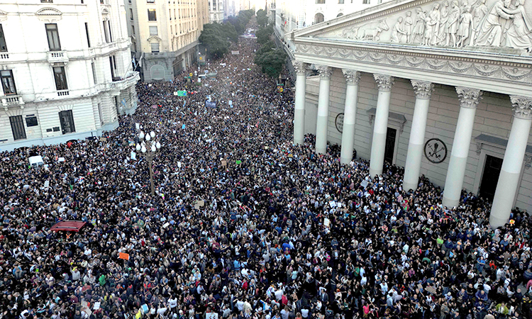 Massive protests against austerity shake Argentina