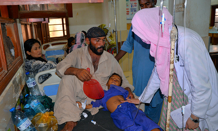 Doctors treat hundreds of victims of heatstroke in Pakistan