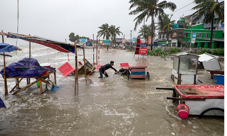 At least 800,000 people flee as cyclone approaches Bangladesh