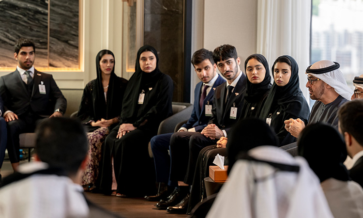 President meets Emirati students in Seoul, says they are crucial to strengthen UAE-Korea ties 