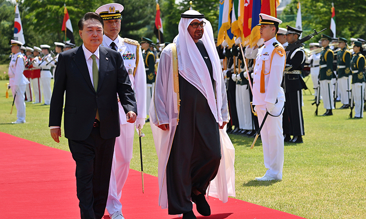 Korean President hosts official reception for UAE President