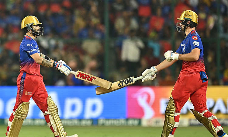 Du Plessis and Kohli help Bengaluru stay in IPL play-off race