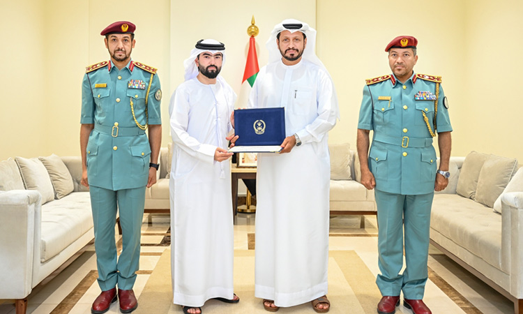 Sharjah Police chief honours citizen for honesty