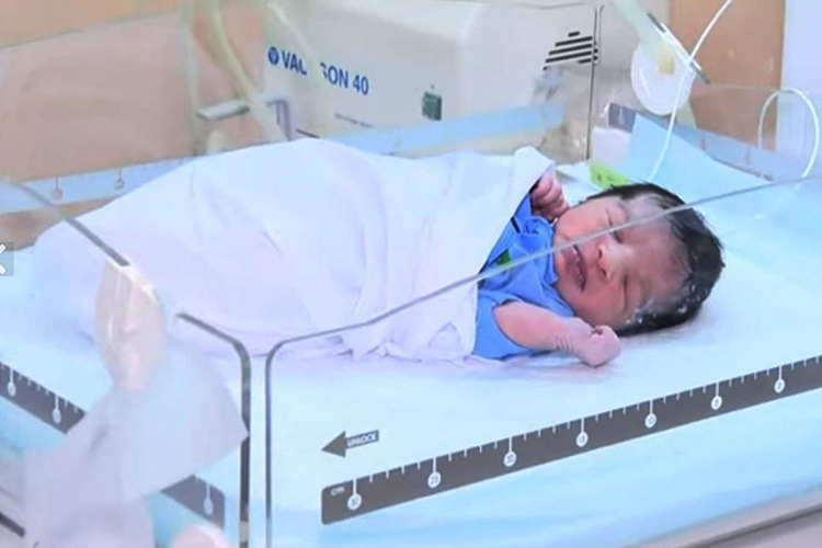 Pakistani woman gives birth to a baby boy on Mount Arafat