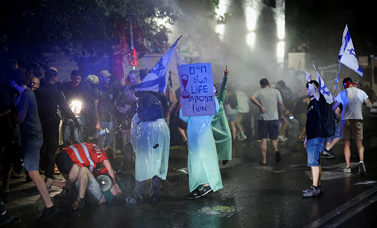 Thousands of Israelis turn out for anti-government protest