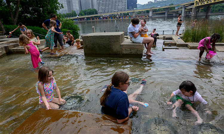 World sizzles as mercury soars leaving people dead