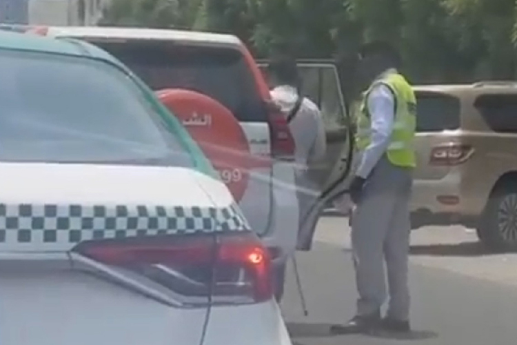 VIDEO: Ajman Police assist a visually impaired man in the streets, drop him to his destination 