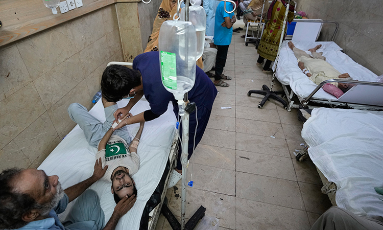 Doctors treat thousands of heatstroke victims in Pakistan