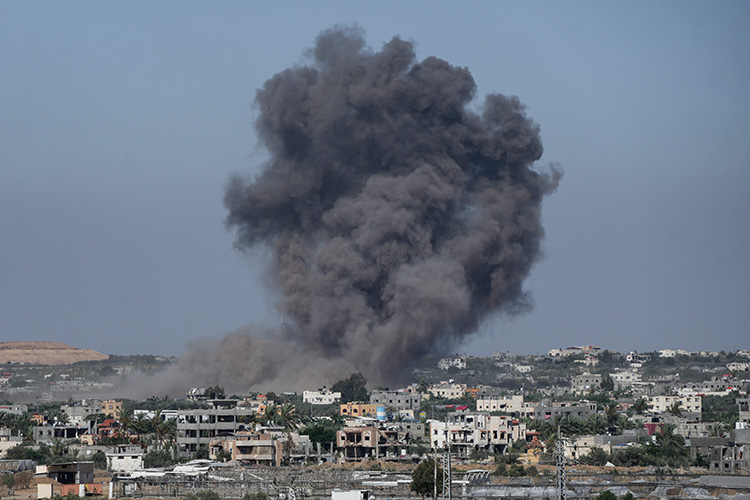 Israeli forces intensify bombing of Rafah as tanks try to push west