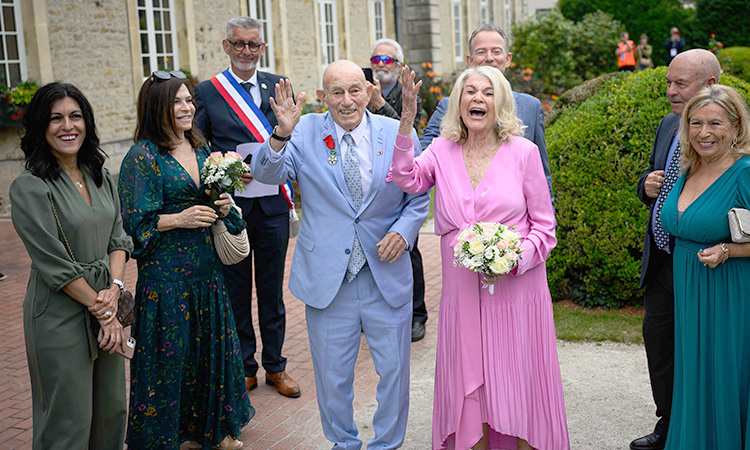 WWII veteran, 100, marries sweetheart, 96, in Normandy after D-Day events 