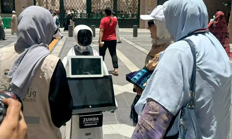 Saudi Arabia launches Smart Robot service in central area near Prophet's Mosque