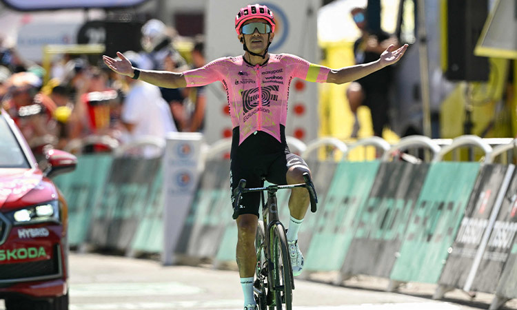 Carapaz climbs solo to stage 17 win on Tour, Pogacar leads