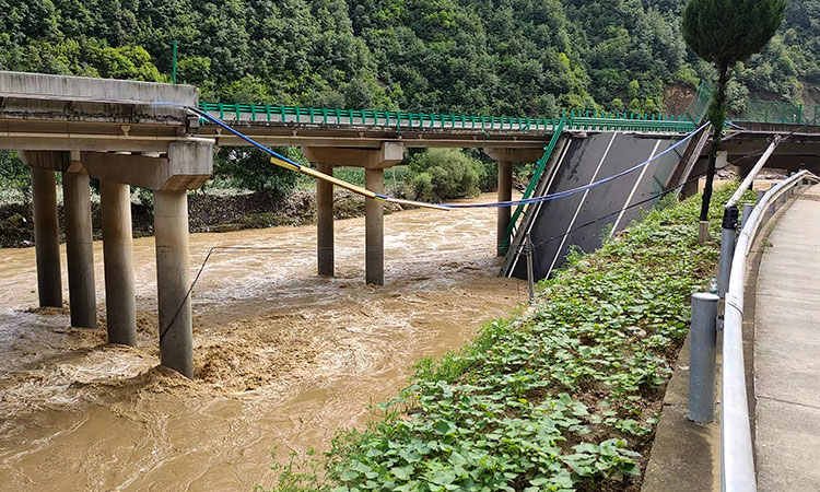 North China bridge collapse kills 11, leaves over 30 missing