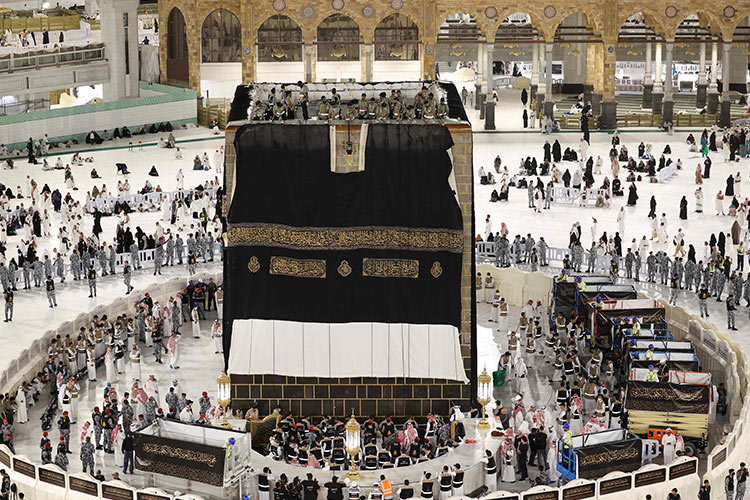 Kaaba's Kiswah replaced in Makkah to mark New Islamic Year