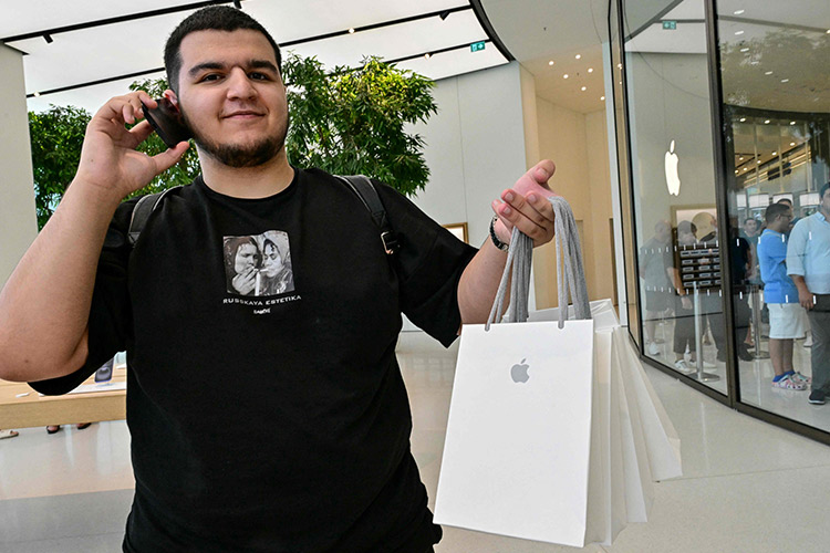 UAE residents get their hands on new iPhone 16 smartphones 