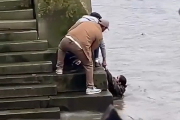 VIDEO: Two Emirati men rescue a woman from drowning in London, netizens praise UAE 