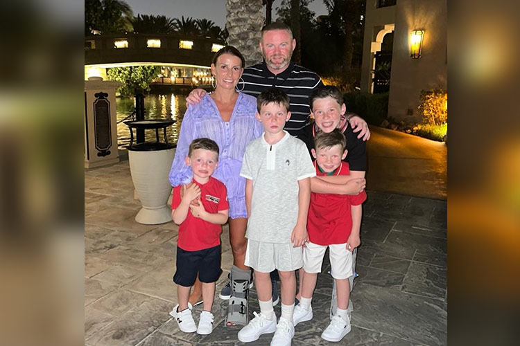 Rooney enjoys family vacation in Dubai with Liverpool fans chasing him